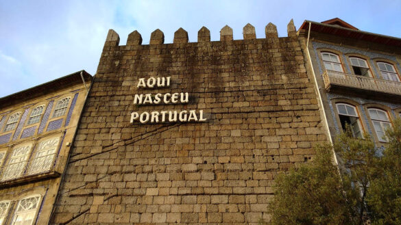 guimaraes royal capital of portugal portucale castle castelo history aqui masceu portugal here was portugal born