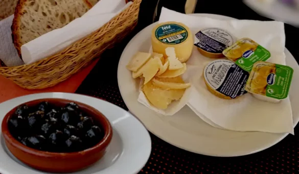 10 restaurant tips in portugal appetizers cheese bread olives entradas food gastronomy