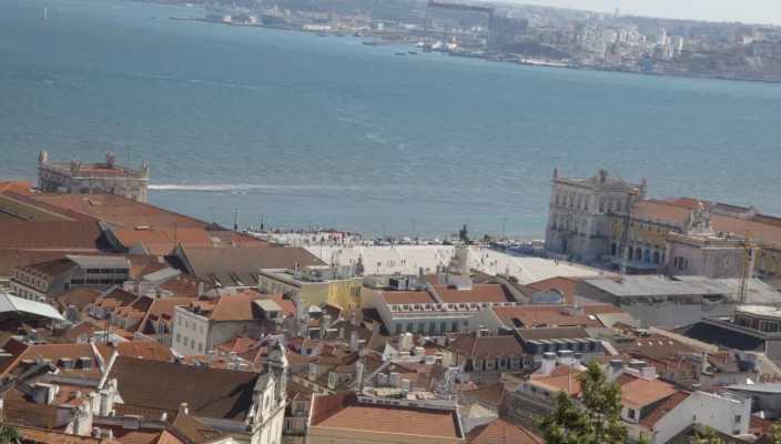 Lisboa praça do comercio baixa natural light tagus river