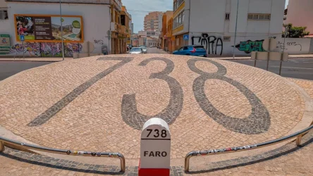 rota en2 portugal north south faro rotunda roundaboud 738 km marker end of the road capital at the atlantic ocean
