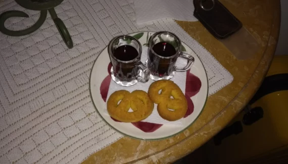 ginja obidos taste portuguese cherry liqueur licor copo cups