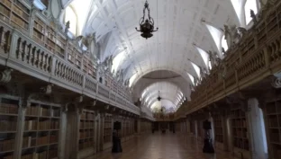 mafra palace impressive biblioteca library view