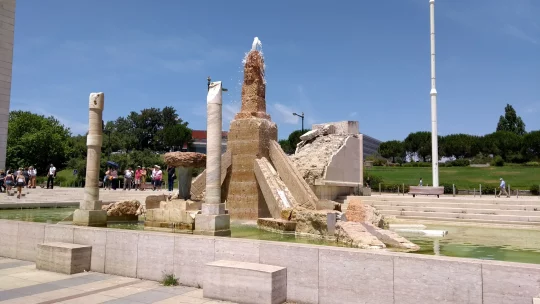 lisboa eduardo park inside neighbourhood 25 abril tribute statue