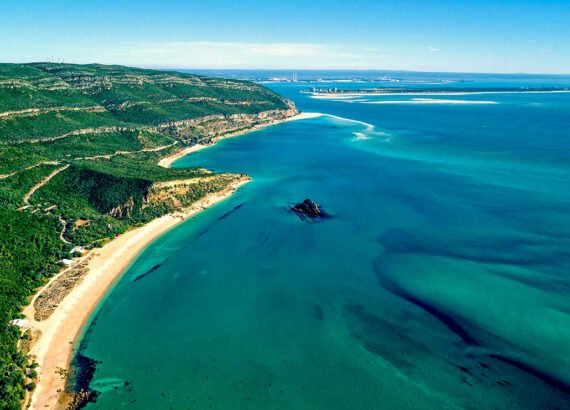 Arábida natural park tróia mountains Setúbal vineyards best portuguese wines and wine regions {{brizy_dc_image_alt imageSrc=