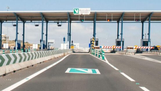 make unforgettable road trips in portugal via verde lane green letter V toll gates