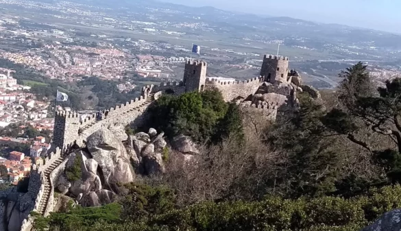 sintra mountain castle casetlo mouros moorish city town overview viewpoint miradouro history serra forest